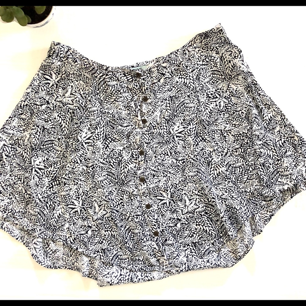 Kimchi Blue Navy and White Floral Mini Ski…